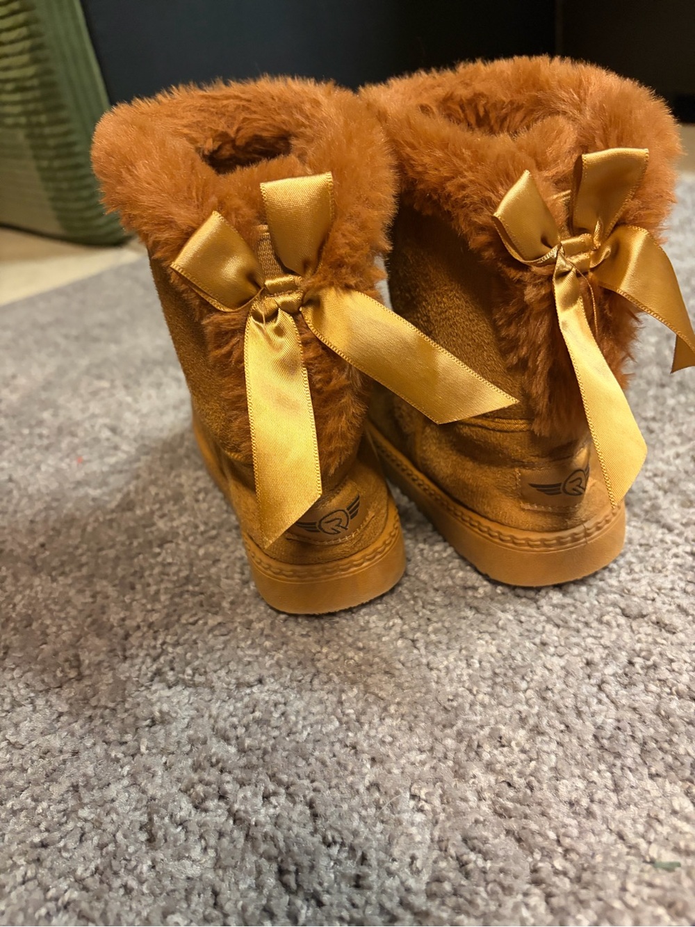 Little girls Faux Fur Bow Accent Booties in Camel